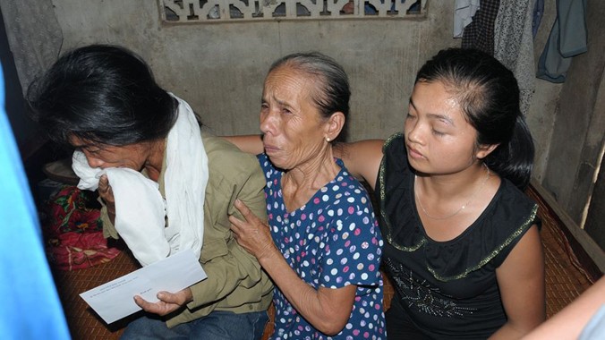 Mất con trai duy nhất, bà Nguyễn Thị Kim (bên trái) không nơi nương tựa, rất cần được giúp đỡ.