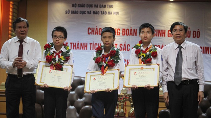 Lãnh đạo ngành giáo dục trao thưởng cho 3 học sinh giành Huy chương vàng tại sân bay.