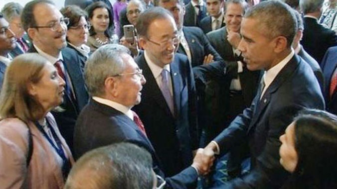 Tổng thống Mỹ Barack Obama bắt tay Chủ tịch Cuba Raul Castro.