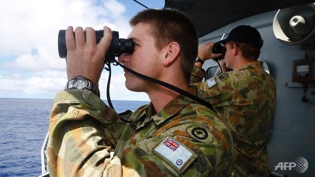 Các binh sĩ Úc tham gia tìm kiếm chiếc máy bay mất tích MH370. Ảnh: AFP.