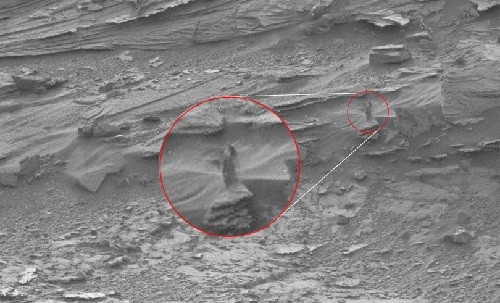 Hình ảnh được cho là người phụ nữ tóc dài đang nhìn về phía thiết bị tự hành Curiosity trên sao Hỏa. Ảnh: RT.