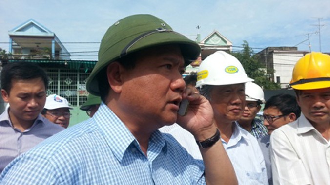 Bộ trưởng Đinh La Thăng công khai số điện thoại và tiếp nhận ý kiến của người dân phản ánh về hoạt động của ngành. Ảnh: Dân Trí.