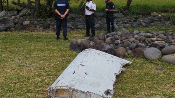 Phần cảnh máy bay được tìm thấy trên đảo Reunion của Pháp ở Ấn Độ Dương. Ảnh: Reuters.