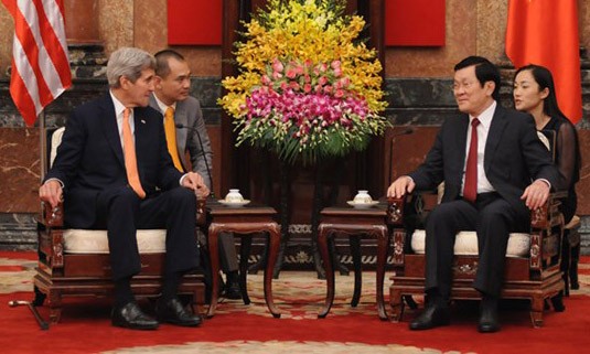 Hoạt động đầu tiên của ông John Kerry khi trở lại Việt Nam lần thứ hai trên cương vị Ngoại trưởng Mỹ là đến chào xã giao Chủ tịch nước Trương Tấn Sang sáng 7/8. Ảnh: Như Ý