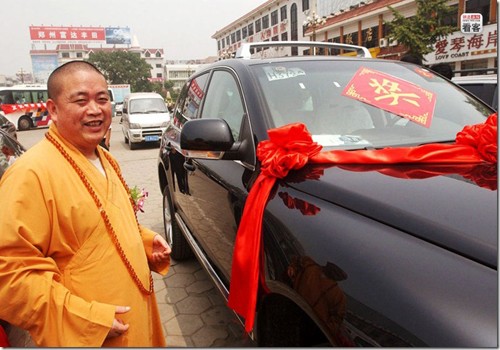 Trụ trì Thiếu Lâm Tự Shi Yongxin nhận một chiếc xe sang do quan chức tỉnh Hà Nam tặng. Ảnh: ministryoftofu.