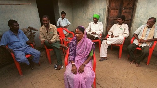 Những người lớn tuổi đang tìm cách bảo vệ một phụ nữ bị cáo buộc sử dụng tà thuật ở làng Dabang, bang Bihar, Ấn Độ, tháng 7/2000. Ảnh: AP.
