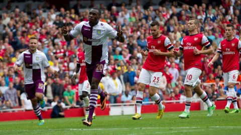 Benteke ăn mừng bàn thắng ghi được vào lưới Arsenal ở vòng 1 mùa 2013/14.