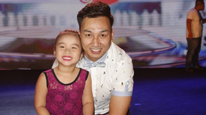 MC Thành Trung ôm chặt con gái sau khi đã loại cô bé ra khỏi cuộc thi tài năng. 
