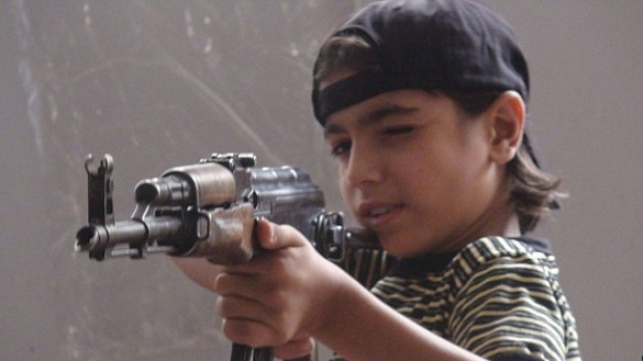 Một chiến binh nhí lực lượng phiến quân IS đang học cách sử dụng súng. Những bức ảnh được cho là chụp tại Damascus, Syria.