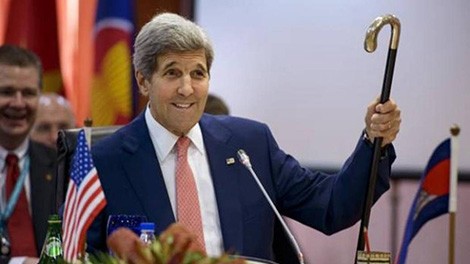 Ngoại trưởng J. Kerry với cây gậy chống “bất ly thân”.
