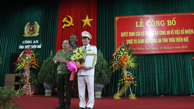 Thượng tướng Bùi Quang Bền trao quyết định bổ nhiệm chức giám đốc công an tỉnh TT. Huế cho đại tá Lê Quốc Hùng.
