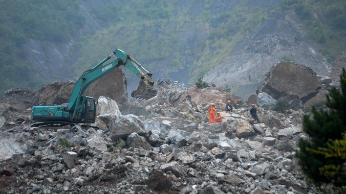 Lực lượng cứu hộ đang tìm kiếm hơn 60 người bị chôn vùi trong 1,3 triệu mét khối đất đá. Ảnh: Xinhua.