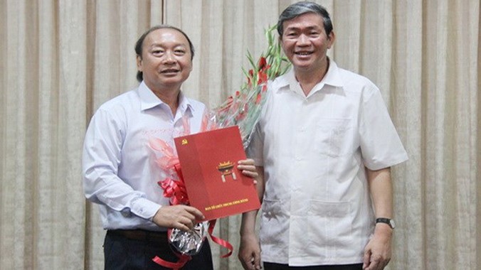 Ông Đinh Thế Huynh trao quyết định và tặng hoa chúc mừng ông Võ Văn Phuông.Ảnh: tuyengiao.vn.