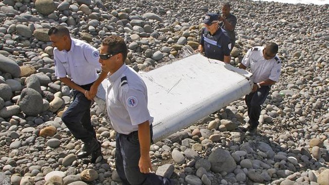 Cánh tà máy bay MH370 tìm được ở đảo Reunion không bị sứt sẹo gì lớn. Ảnh: AP.