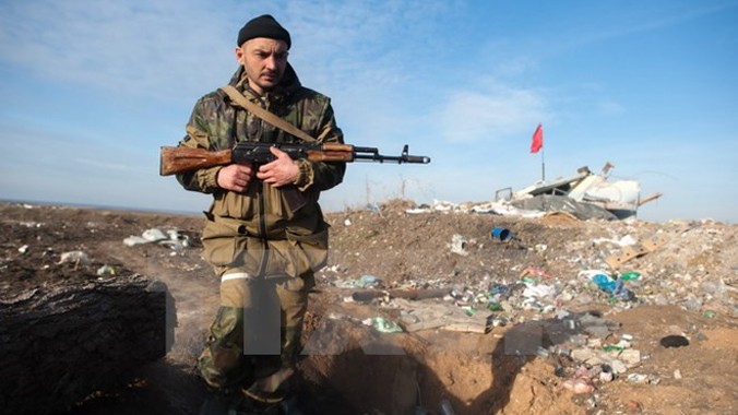 Tay súng ly khai miền đông Ukraine làm nhiệm vụ tại làng Frunze thuộc vùng Lugansk. Nguồn: AFP/TTXVN.