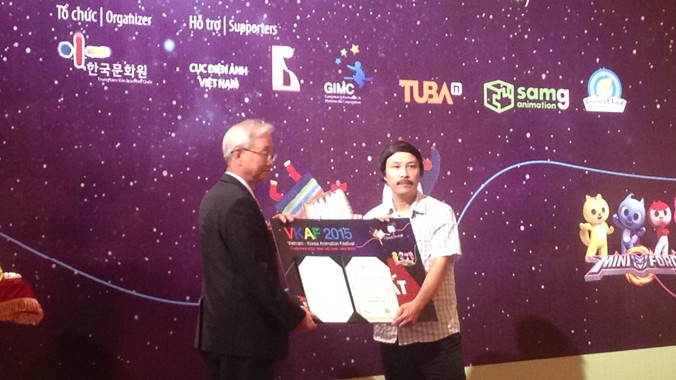 Đại sứ Hàn Quốc tại Việt Nam trao giải thưởng cho tác giả đoạt giải nhất.