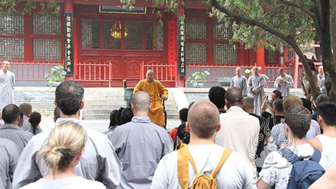 Đệ tử Thiếu Lâm Tự từ hơn 20 quốc gia tập trung tại chùa Thiếu Lâm Tự ở tỉnh Hà Nam, Trung Quốc để dự một buổi lễ.