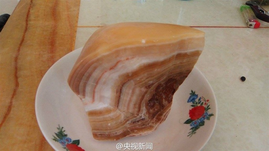 Khối đá nằm trên đĩa trông giống một miếng thịt. Ảnh: CCTV News.