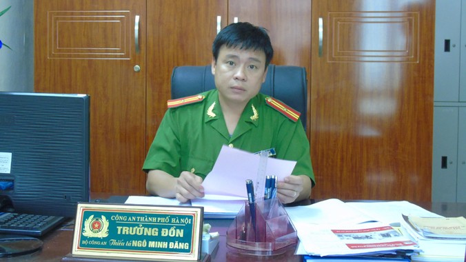 Thiếu tá Ngô Minh Đăng, Đồn trưởng Đồn Cảnh sát Bắc Thăng Long trao đổi với phóng viên.