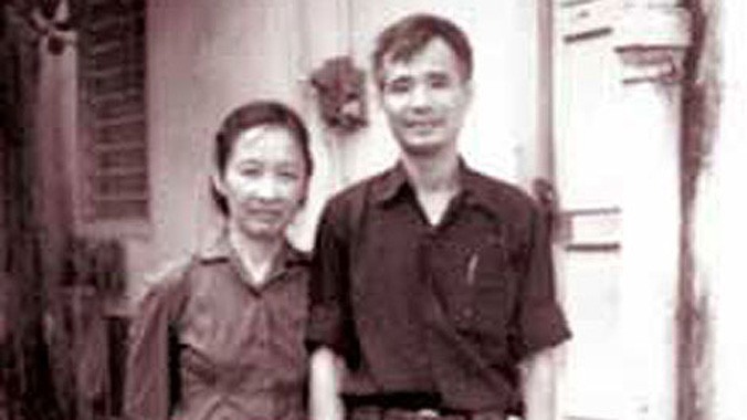 Đồng chí Nguyễn Tài và vợ chụp ảnh kỷ niệm trước phòng giam ở số 3 đường Bạch Đằng.