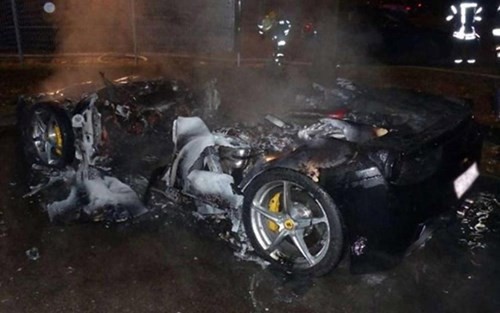 Một thiếu gia 20 tuổi đã tự đốt chiếc Ferrari 458 Italia.