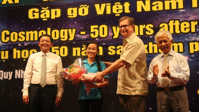 GS. George Smoot, GS. Trần Thanh Vân và ông Hồ Quốc Dũng – Chủ tịch UBND tỉnh Bình Định tặng quà cho các học sinh.