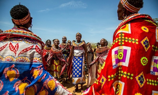 Làng Umoja do 15 phụ nữ Kenya thành lập từ năm 1990. Cô Judia, 19 tuổi (giữa), đến đây từ 6 năm trước sau khi chạy trốn khỏi nhà để tránh bị bố ép buộc kết hôn với người đàn ông xa lạ.