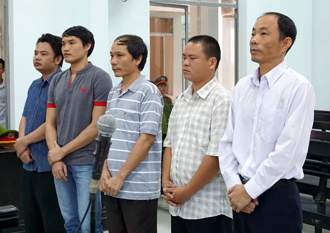 Các bị cáo (từ trái qua) Vũ Anh Trung, Trần Lệ Kiên, Nguyễn Hồng Hà, Luân Văn Nam, Nguyễn Thành Trung.