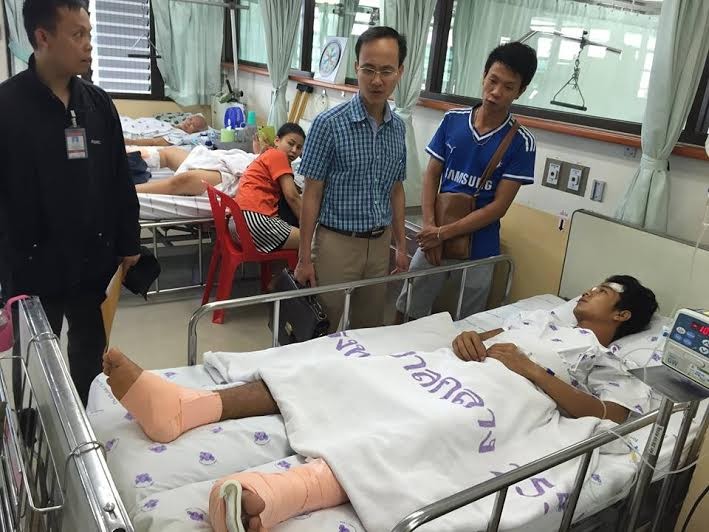 Anh Mai Văn Trường đang được điều trị chấn thương tại bệnh viện ở Bangkok