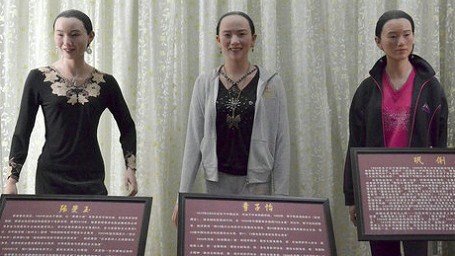 Những bức tượng sáp xấu xí khắc họa chân dung những nữ diễn viên nổi tiếng của Trung Quốc, từ trái sang phải: Trương Mạn Ngọc, Chương Tử Di, Củng Lợi. Đây là viện bảo tàng sáp ở tỉnh Tứ Xuyên, Trung Quốc.