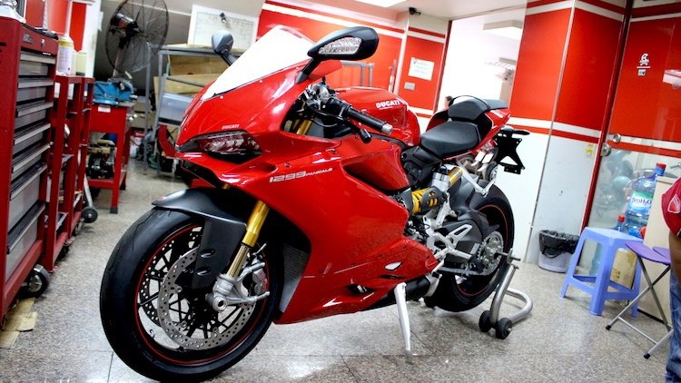 Chiếc siêu môtô Ducati 1299 Panigale S vừa được Ducati đưa về showroom ở Hà Nội là chiếc thứ 3 tại Việt Nam, sau 2 chiếc được nhập khẩu tư nhân ở TP.HCM và Hà Nội.