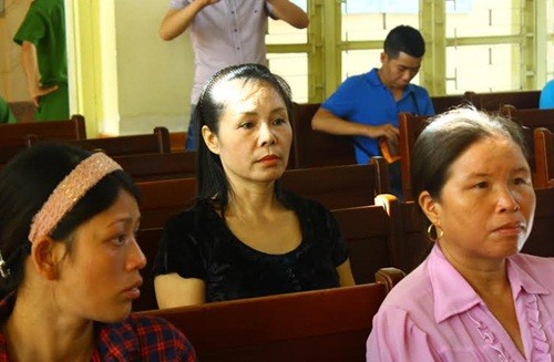 Nhân chứng mới Nguyễn Thị Thu Hà (áo đen) tại phiên tòa xét xử Lý Nguyễn Chung.