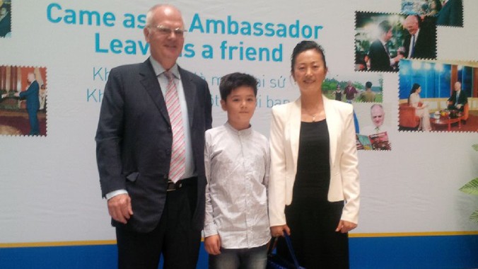 Đại sứ Franz Jessen cùng phu nhân và con trai trong buổi chia tay hết nhiệm kỳ công tác tại Hà Nội. Phía sau họ là dòng chữ : “Khi ngài đến là một Đại sứ, khi đi Ngài là một người bạn”. Ảnh: Việt Hùng.