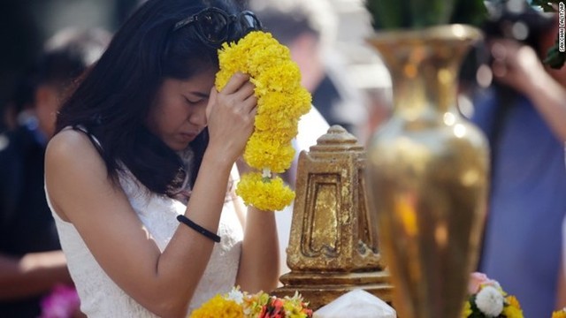 Người dân Thái Lan cầu nguyện cho các nạn nhân tại đền Erawan.