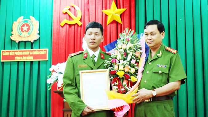 Giám đốc Cảnh sát PCCC Lâm Đồng khen thưởng Vũ.