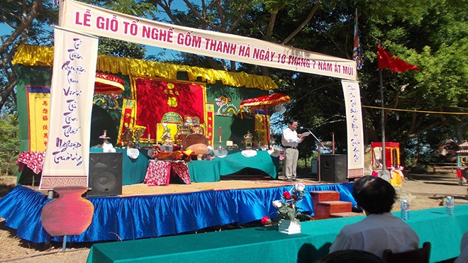 Sáng ngày 23/8, Ban trị sự Miếu Nam Diêu và các hộ sản xuất gốm phường Thanh Hà đã tổ chức nghi lễ giỗ tổ nghề gốm gồm rước kiệu, đọc văn tế và nghi lễ thờ cúng,…