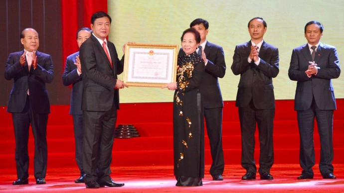 Phó Chủ tịch nước Nguyễn Thị Doan trao Huân chương Độc lập hạng Nhất cho lãnh đạo Bộ GTVT.