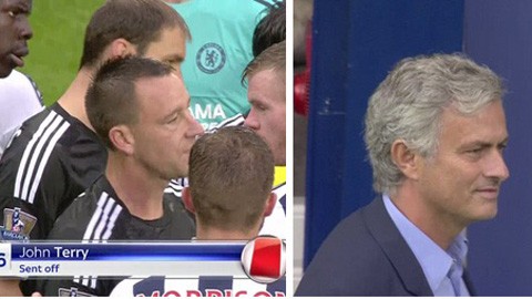 Nụ cười ngao ngán của HLV Mourinho khi Terry nhận thẻ đỏ.