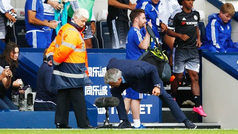 Mourinho hét vào chiếc micro bên ngoài đường piste.