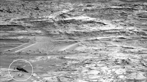 Vật thể bí ẩn trên sao Hỏa có hình dáng giống Tàu khu trục Ngôi sao (Star Destroyer) trong phim Star Wars. Ảnh: NASA.