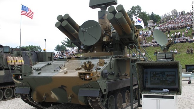 Hệ thống tên lửa phòng không K-SAM hay “Pegasus” nặng 26 tấn và tầm bắn tối đa đạt 9 km xuất hiện trong cuộc tập trận “Người Bảo vệ Tự do Uchi” 2015 giữa quân đội Mỹ và Hàn Quốc. Phần lớn cuộc tập trận được mô phỏng trên máy tính.