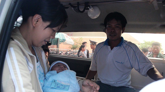 Cha mẹ bé Dương Minh Phát bồng con trai xuất viện về quê nhà.