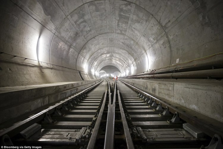 'Đột nhập' đường hầm dài nhất thế giới