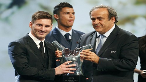 Messi nhận giải từ Chủ tịch Platini. Ảnh: Reuters.