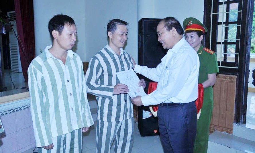 Phó Thủ tướng Nguyễn Xuân Phúc trực tiếp trao quyết định đặc xá.