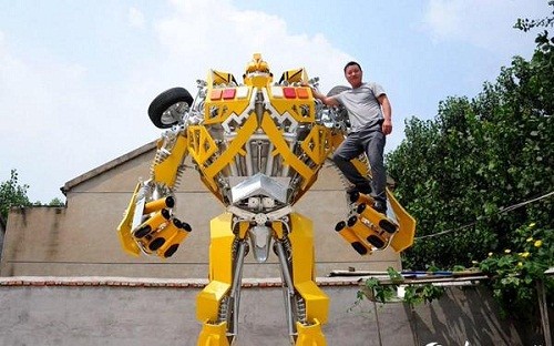 Ông Wang bên robot chế tạo cho con trai. Ảnh: Xinhua.
