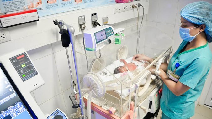 Bé gái sơ sinh đang được các y bác sỹ chăm sóc tại bệnh viện.