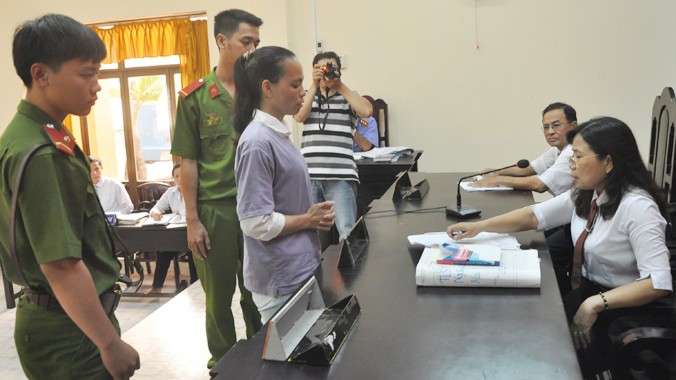 Chủ tọa phiên tòa, bà Lê Thị Kim Cúc đã cho phép bị cáo lên tận bục “nhân danh” để xem hồ sơ.