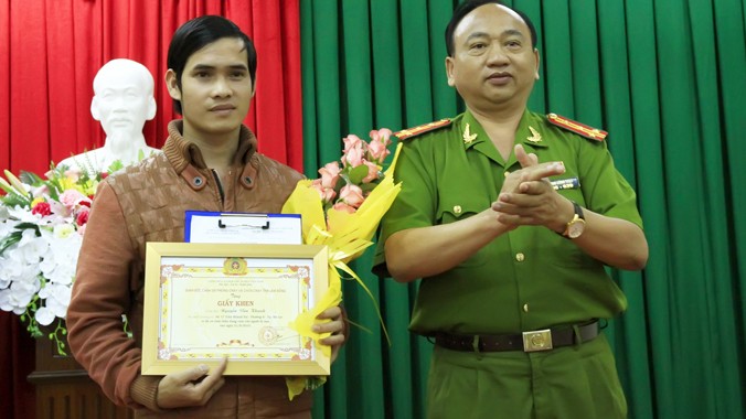 Phó Giám đốc Cảnh sát PCCC Lâm Đồng trao giấy khen cho anh Khanh.