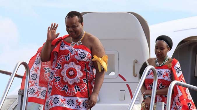 Quốc vương Mswati III nổi tiếng nhiều vợ và có lối sống xa hoa. Ông sở hữu bộ sưu tập xe sang, trong đó có Rolls Royce, Maybach 62 trị giá 500.000 USD, Mercedes, BMW và một chuyên cơ 17 triệu USD. Ảnh: Reuters.
